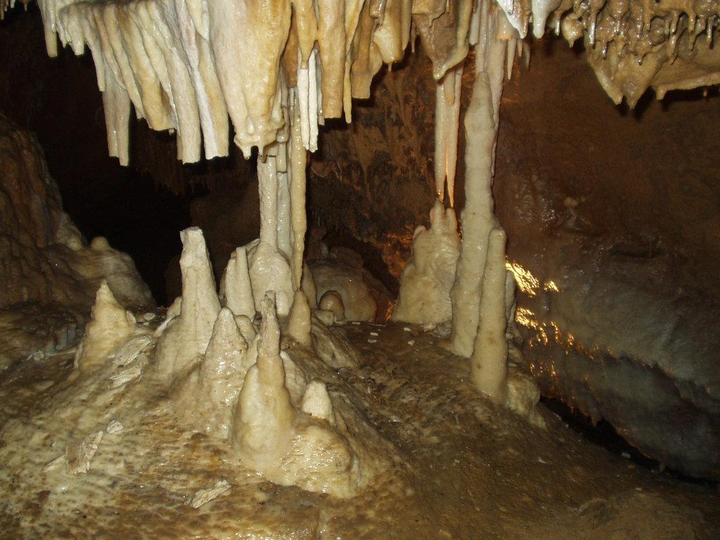 tak, že stalaktit doroste až ke dnu nebo naopak stalagmit až ke