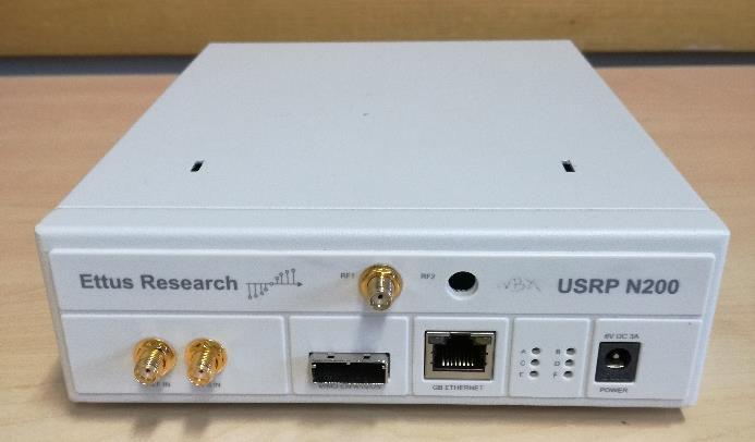 6.2 Vybavení 6.2.1 USRP N210 a NI USRP 2920 Jednotka softwarově definovaného rádia USRP N210 od společnosti Ettus Research disponuje velkou šířkou pásma a velkým dynamickým rozsahem pro náročné