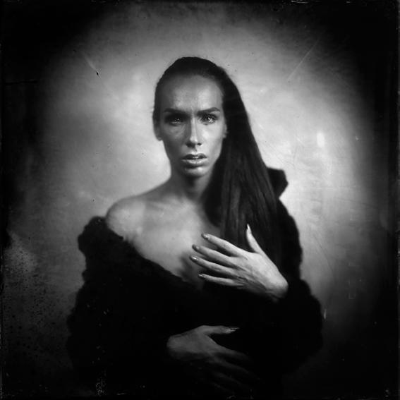Sexual Personae Fotograf Petr Jedinák (1963) patří již od 90. let minulého století k předním českým portrétistům.