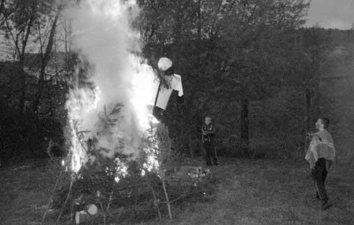A Ïe se nebály upálení na hranici a pfii ly, dostaly sladkou odmûnu. Text a foto: ZdeÀka âerná KRÁTCE Z HISTORIE Pálení ãarodûjnic patfií k doposud velmi Ïiv m zvykûm. Filipojakubská noc z 30.