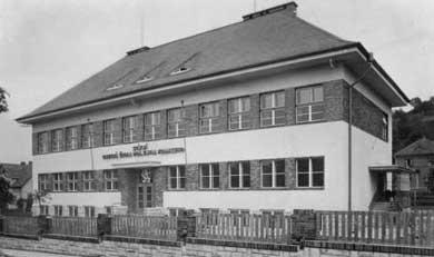 pfiekvapivû pfieïil rûzné spoleãenské zmûny. 3.