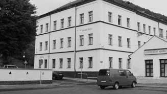 Také pohled na samostatnû stojící tûlocviãnu mûïe b t pro souãasníka velice