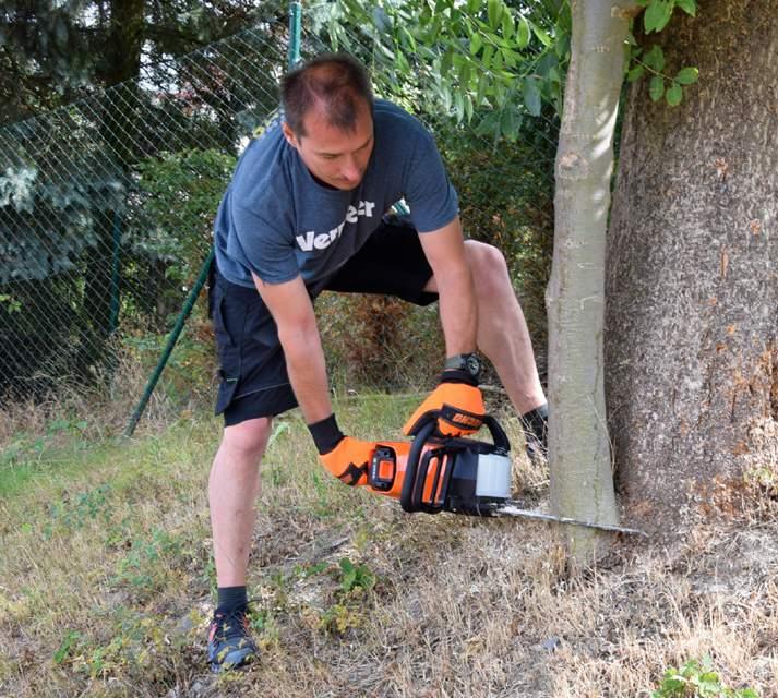 Práci s aku nářadím považuji za velice komfortní. Nářadí se nezahřívá, obsluha je ušetřena dýchání zplodin a nemusí složitě manipulovat s pohonnými hmotami.