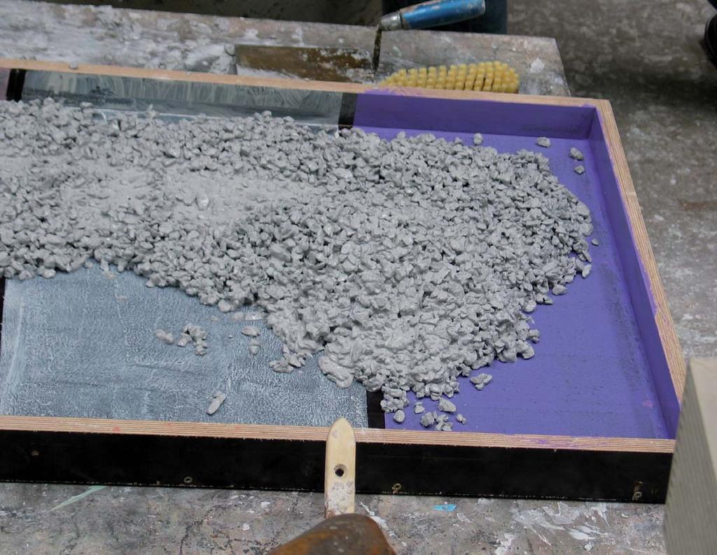 VÝROBA VYMÝVANÝCH POVRCHŮ BETONU 1 JIŘÍ ŠAFRATA Odhalení zrn kameniva vytvoří působivou betonovou plochu. Přestože technologie vymývání betonu není nová, zaznamenává nyní výrazné změny a zlepšení.