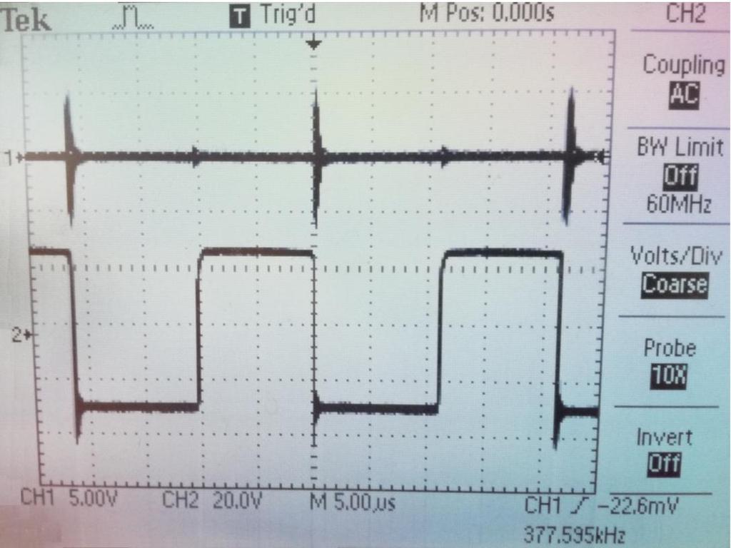 4.3.4 Průběhy z osciloskopu První kanál osciloskopu zobrazuje napájecí napětí určené pro napájení řídicího čipu, které je při
