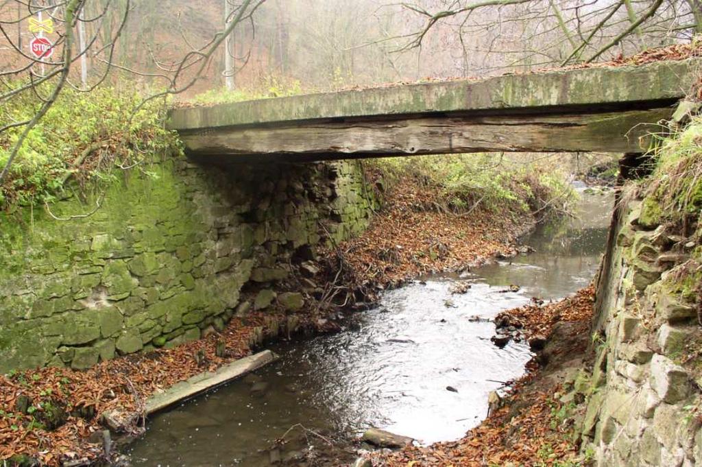 4.2.3 Silniční most na místní komunikaci u osady Dvorek Nosnou konstrukci tvoří železobetonová deska, která je uložená na dřevěných trámech.