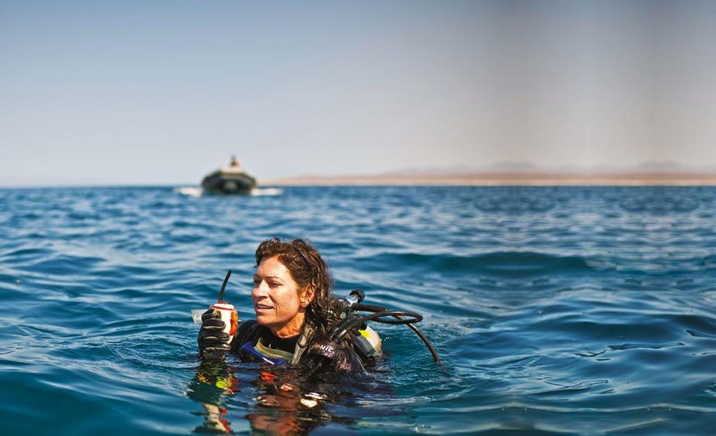 Jakmile se zachránci dostanou do příslušné oblasti, najdou potápěče pomoci vestavěné naváděcí vysílačky (fungující na frekvenci 121,5 Mhz).