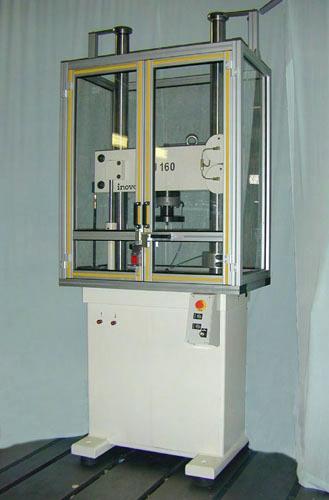 4 Zkušební stroj MTS 810, je zkušební stroj pro zkoušení nízkocyklové únavy, který pracuje na servohydraulickém principu, viz obr. 1-9 a 1-10. Čelisti jsou určeny pro nízkocyklové zkoušky, tj.