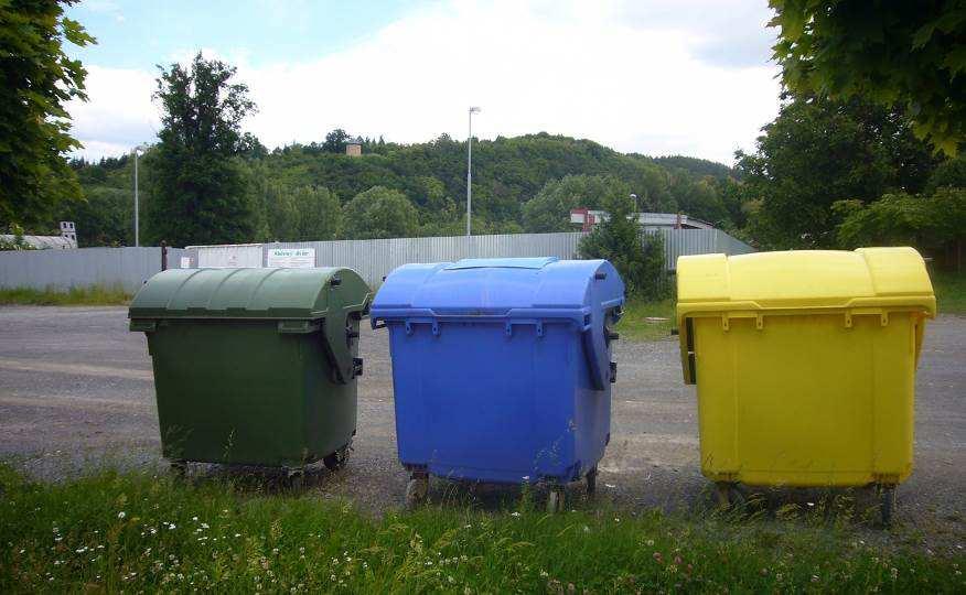 V obci je zaveden funkční systém třídění a sběru odpadů. Současný způsob umístění odpadových nádob poskytuje občanům vysokou dostupnost sběrných míst.