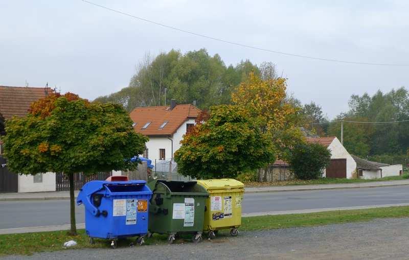 V obci je zaveden funkční systém třídění a sběru odpadů.