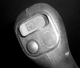 Průtok oleje hydraulickým okruhem je ovládán přímo z pravého joysticku.
