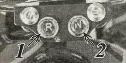 (front) je zvolen směr jízdy dopředu 3 Přepínač ukazuje na písmeno R (rear) je zvolen směr jízdy dozadu