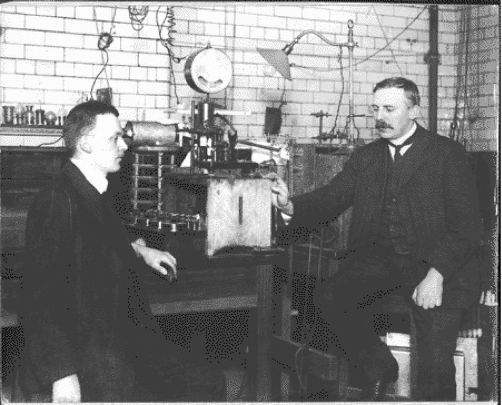 Obr. 3. Vlevo: Rutherford s Marsdenem u svého zařízení, jehož schéma je znázorněno vpravo.