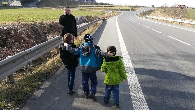 Dítě čekalo s matkou na příjezd MHD a v okamžiku, kdy kolem tramvajového ostrůvku projíždělo lehké užitkové vozidlo, se dítě vytrhlo a chtělo přeběhnout přes cestu.