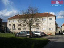 celkové ploše 71 m2 se dvěma balkony a úklidovou komorou v ulici Na Libuši. Byt se nachází ve 3.