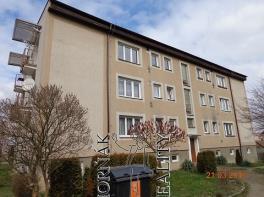 Hodnocení: Lokalita 3 Užitná Pozemek plocha m2 m2 Dispozice Požadovaná cena Jednotková cena Kč/m2 Koeficien t celkový Upravená cena Byt v Týně nad 64,00 300,00 2+1 695 000 10 859 0,77 8 312 Vltavou