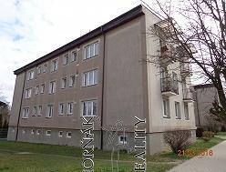 Dispozice sestává z místnosti vstupu (3,30 x 1,85 = 6,12 m2), koupelny se záchodem (3,10 x 1,78 = 5,54 m2), dětského pokoje (2,41 x 3,97 = 9,60 m2), kuchyně (3,03 x 1,49 = 4,45 m2), obývacího pokoje