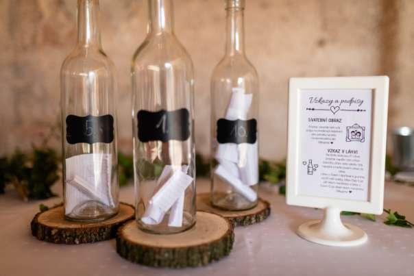 VZKAZY V LÁHVI Netradiční zábavou pro svatebčany a zároveň krásnou vzpomínkou pro novomanželé jsou vzkazy v láhvi.