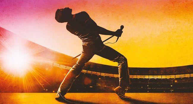 BOHEMIAN RHAPSODY Film Bohemian Rhapsody je oslavou rockové skupiny Queen, jejich hudby a především Freddieho Mercuryho, který svou tvorbou i životem vzdoroval všem myslitelným stereotypům, díky
