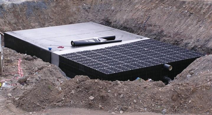 podzemní nádrže na zachytávání srážkových vod a jejich opětovné využití (např.