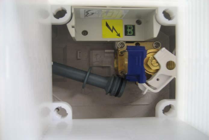 the grey pipe out of the valve 1a - twist the white plastic lock up right 1b - pull out the blue yoke to end stop 1c - force the grey pipe down out of the brass valve 1a 1b 1c 2 2a - poté zatlačit