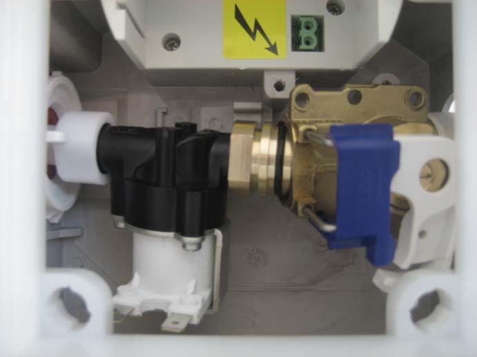 4 Lublikace el. mag. ventilu 5 Lubrication of the el. mag. valve Nasadit el. mag. ventil 5a - zasunout el. mag. ventil do spodní části krabice 5b - následně nasunout mosazný ventil na el.