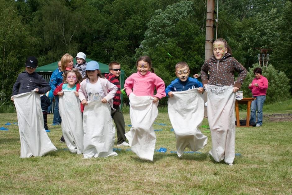 JEDNORÁZOVÉ AKCE 2019 Objem programu: 1 500 000 Kč Příjemci dotace: NNO, svazky obcí, školy, obce Zaměření: Podpora jednorázových volnočasových a sportovních aktivit pro děti, mládež, dospělé a