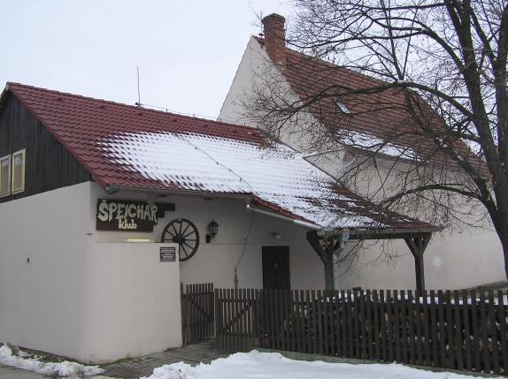 Vzdělávací centrum tvoří Přednáškový sál v I.patře a ubytovna v I.a II.patře budovy.