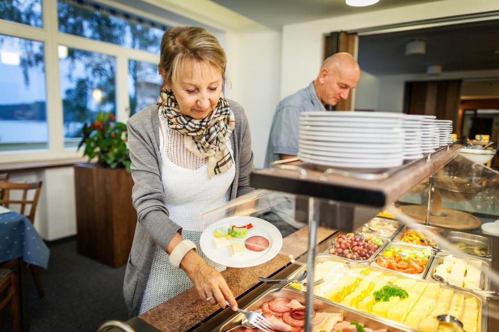 STANDARD BUFET 370 Kč/osoba minimálně 15 porcí Požadavky na skupinové stravování zašlete prosím minimálně 4