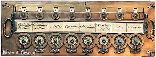 1642 Mechanickou sčítačku využívající ozubených koleček sestrojil ji 19 letý Blaise Pascal. Údajně proto, že jeho otec byl výběrčí daní a všechno do té doby sčítal ručně.