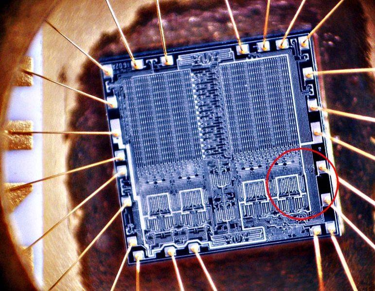 Třetí a další generace již používaly integrované obvody - na jednom čipu bylo integrováno velké množství transistorů.