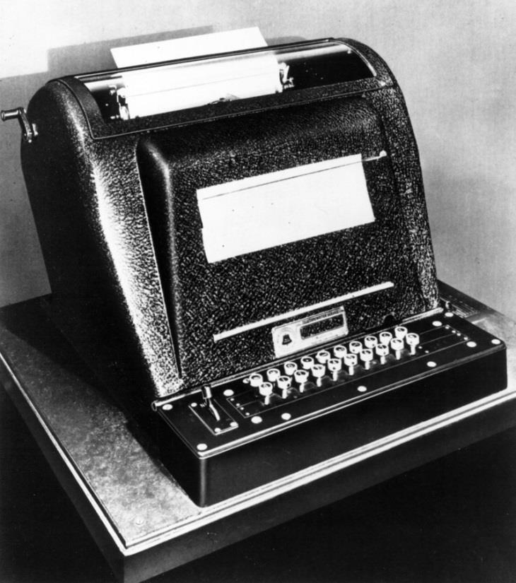 Obrázek 19 Complex Number Calculator (CNC) z Bell Telephone Laboratories dle návrhu George Stibitze. [Zdroj: http://www.computerhistory.org/timeline/images/1940_complex.