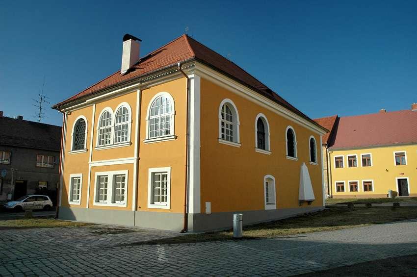 Židovská synagoga stojí v centru tohoto bývalého