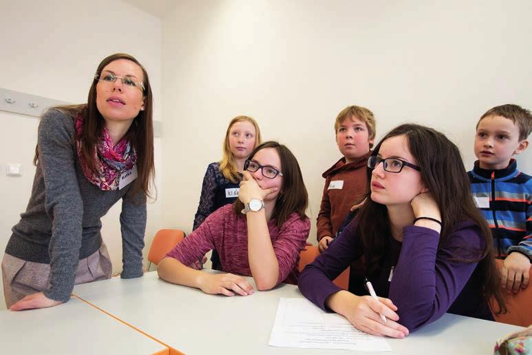 Dětská univerzita: Na teologické fakultě přece nezvoní Na začátku měsíce září se v mnoha rodinách odehrává velká slavnost : děti opět (a někde úplně poprvé!
