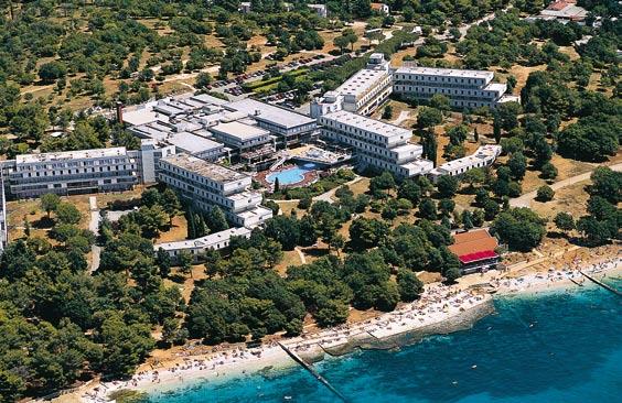 Celá Porečská riviéra je nejhojněji navštěvovanou částí Chorvatska a zdejší hotely a apartmánové komplexy se rozprostírají vždy v blízkosti pláže a nabízejí svým hostům výborné služby.