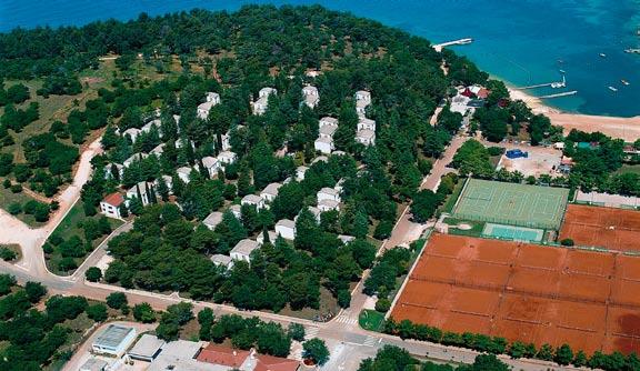 Istrijský poloostrov-poreč APARTMÁNY LANTERNA** POLOHA: oblíbený apartmánový komplex se nachází na poloostrově Lanterna asi 13 km severně od centra Poreče.
