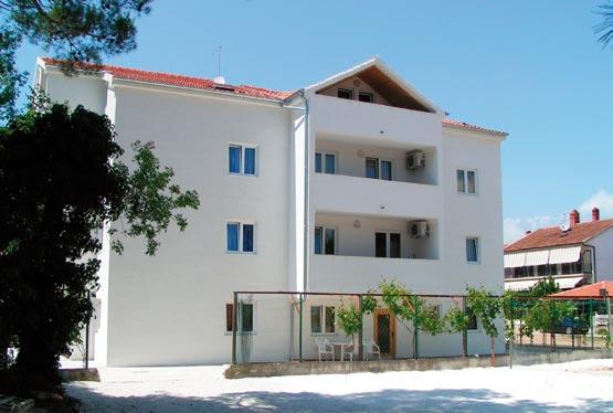 Zadarská riviéra-biograd na Moru APARTMÁNY FRANE** POLOHA: Apartmány se nacházejí na klidném místě u lesoparku a velkého hřiště vhodného pro děti. Přímo u apartmánů není žádná silnice.