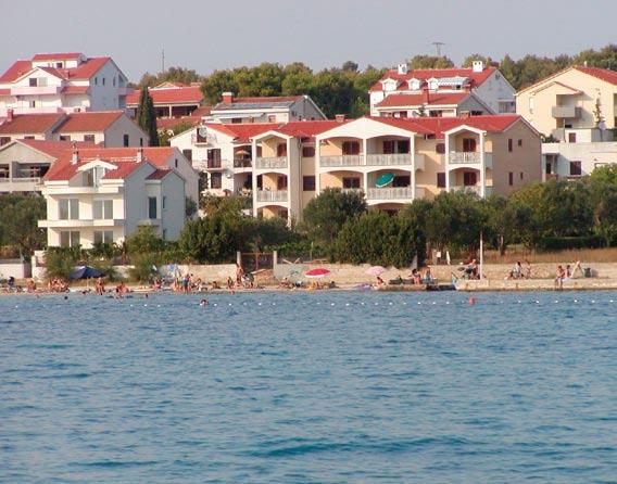 Zadarská riviéra-biograd na Moru APARTMÁNY ADRIJA*** POLOHA: moderní apartmány se nacházejí přímo u pláže Bošana, od které je dělí pouze zahrada. Dům se nachází na okraji města směrem k letovisku Sv.