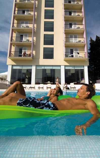 Zadarská riviéra-biograd na Moru HOTEL ILIRIJA**** POLOHA: moderní hotel s krásnou zahradou s možností posezení se nachází přímo na začátku promenády, která vede podél pláží.