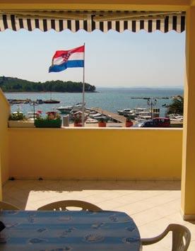 Zadarská riviéra-pakoštane APARTMÁNY GAMILA*** POLOHA: nové apartmány s nádherným výhledem se nacházejí pouhých 30m od moře v centru letoviska u jachetního přístavu.