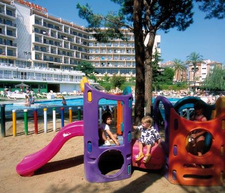 Španělsko VYBAVENÍ: Jedná se o moderní hotel kategorie ***, který nabízí výborný standard služeb a díky své poloze stranou od centra má krásnou zahradu a spoustu prostoru ve svém okolí.