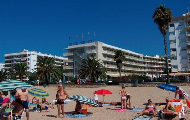 Lloret de Mar-Costa Brava HOTEL SURF MAR*** POLOHA: velmi kvalitní hotel s nádhernou polohou přímo u pláže Fenals. Od rušného centra Lloret de Mar je vzdálen asi 900m.