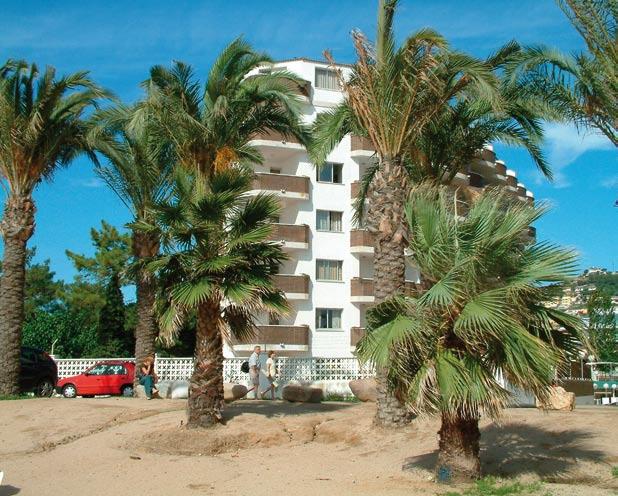 Santa Susana-Costa del Maresme HOTEL LOS PINOS*** POLOHA: Nově zrekonstruovaný hotel se nachází přímo na pláži na konci letoviska Santa Susana.