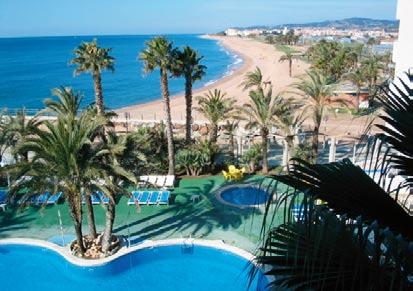 Od začátku pobřežní kolonády s obchody a restauracemi, která vede až do centra Malgrat de Mar, je vzdálen asi 600 m. Hotel se jako jeden z mála nachází přímo na pláži.