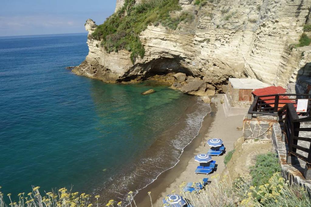 Na ostrově je celá řada dalších lázní jako Park Tropical s úchvatným výhledem přímo na poloostrov Sant 'Angelo, Aphrodité & Apollon, Castiglione, nebo staré římské lázně Cavascura.