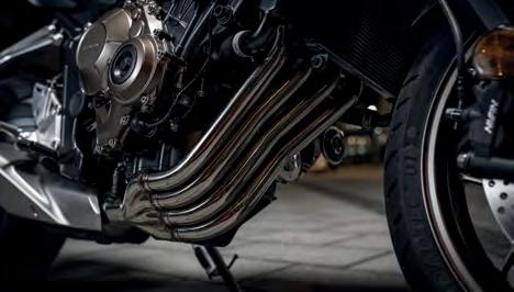 Doplňuje vyladěnou tuhost rámu a hmotnost sníženou o 5 kg. 5. DESIGN VÝFUKU Čtyři výfukové svody, které se pod motorem spojují do jedné trubky, připomínají historii značky Honda.