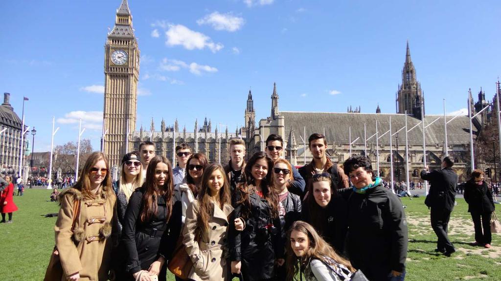 Z TrafalgarSquare se studenti přesunuli dvoupatrovým londýnským autobusem (doubledecker) na Covent Garden, kde probíhala představení pouličních umělců a předvánoční trhy.