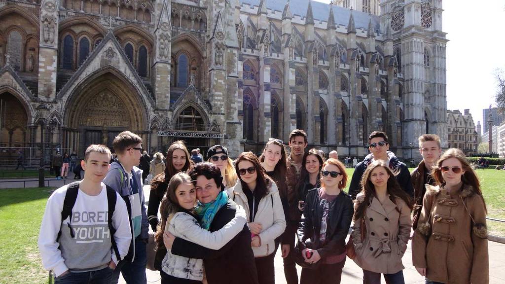 Nedělní program začalprocházkouz PicadillyCircus přes náměstí Leicester Square a další zajímavá místa, pokračoval návštěvoučínské čtvrti (a místních obchůdků se suvenýry), odkud