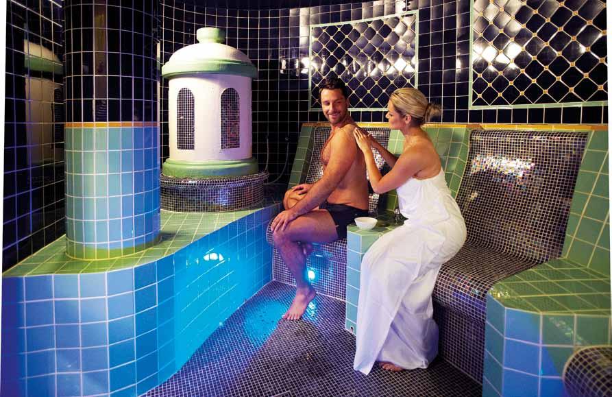 Vstupte do jedinečného wellness a odpočiňte si v saunovém světě (parní, bylinková a solná lázeň, finská sauna a laconium).