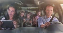 Ford SYNC 3 Systém Ford SYNC 3 umožňuje bezproblémovou integraci vašeho chytrého telefonu, díky čemuž budete mít neustále pod kontrolou všechny funkce od telefonních hovorů a textových zpráv až po